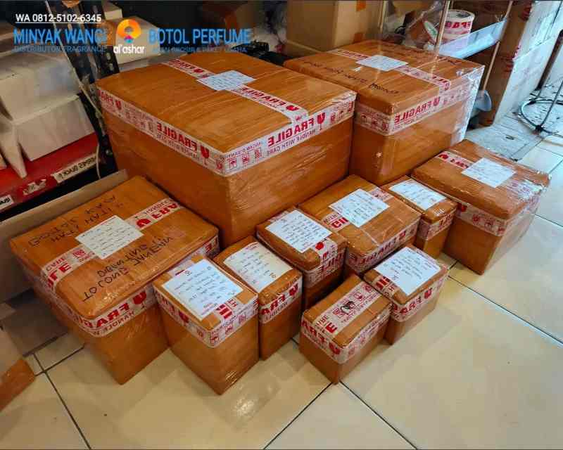 Proses Quality Control dan Packing parfum grosir — Ashar Grosir Parfum (Foto 1)