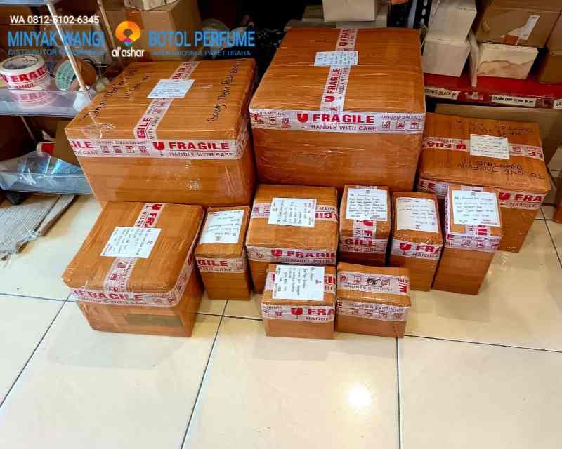 Proses Quality Control dan Packing parfum grosir — Ashar Grosir Parfum (Foto 2)
