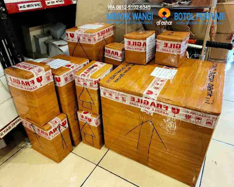 Proses Quality Control dan Packing parfum grosir — Ashar Grosir Parfum (Foto 3)