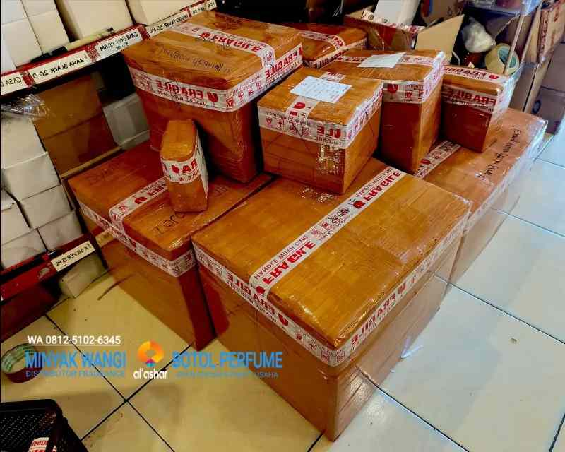 Proses Quality Control dan Packing parfum grosir — Ashar Grosir Parfum (Foto 4)