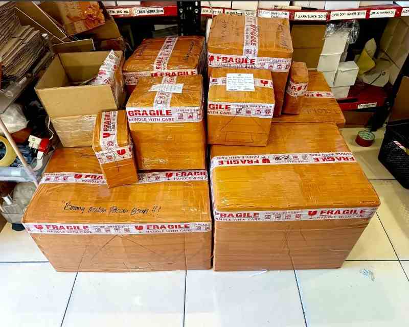 Proses Quality Control dan Packing parfum grosir — Ashar Grosir Parfum (Foto 5)